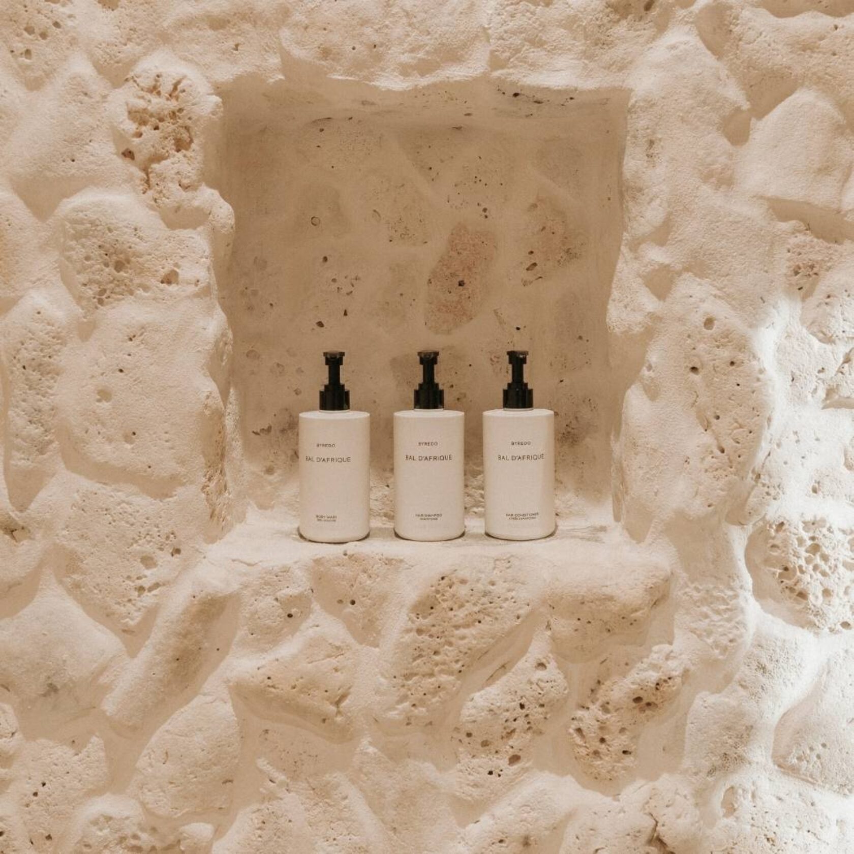 ELEMIS Frangipani / Silky Skin Scrubs – Silken, radiant skin with aromatic island oils. Caribbean Body Scrub – Sun‑kissed smooth with mineral‑rich exfoliants. Aloe or Mineral Mud Wraps – Soothe, remineralize, and rehydrate.